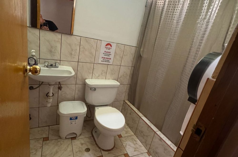 Baño-Lhotse Hostel-Huaraz Perú
